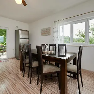 https://apartment-ugrina.hotels-in-trogir.com